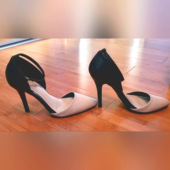 Cream & Black Le Chateau Women's Pumps - Picture 4 of 7